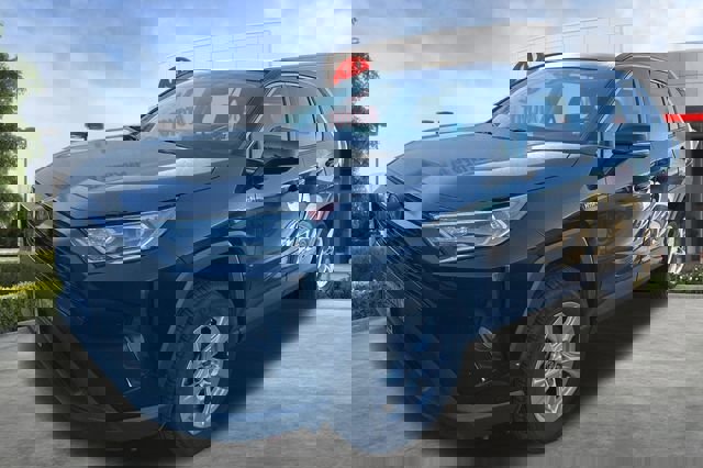 Used 2019 Toyota RAV4 XLE w/ Convenience Package image 3