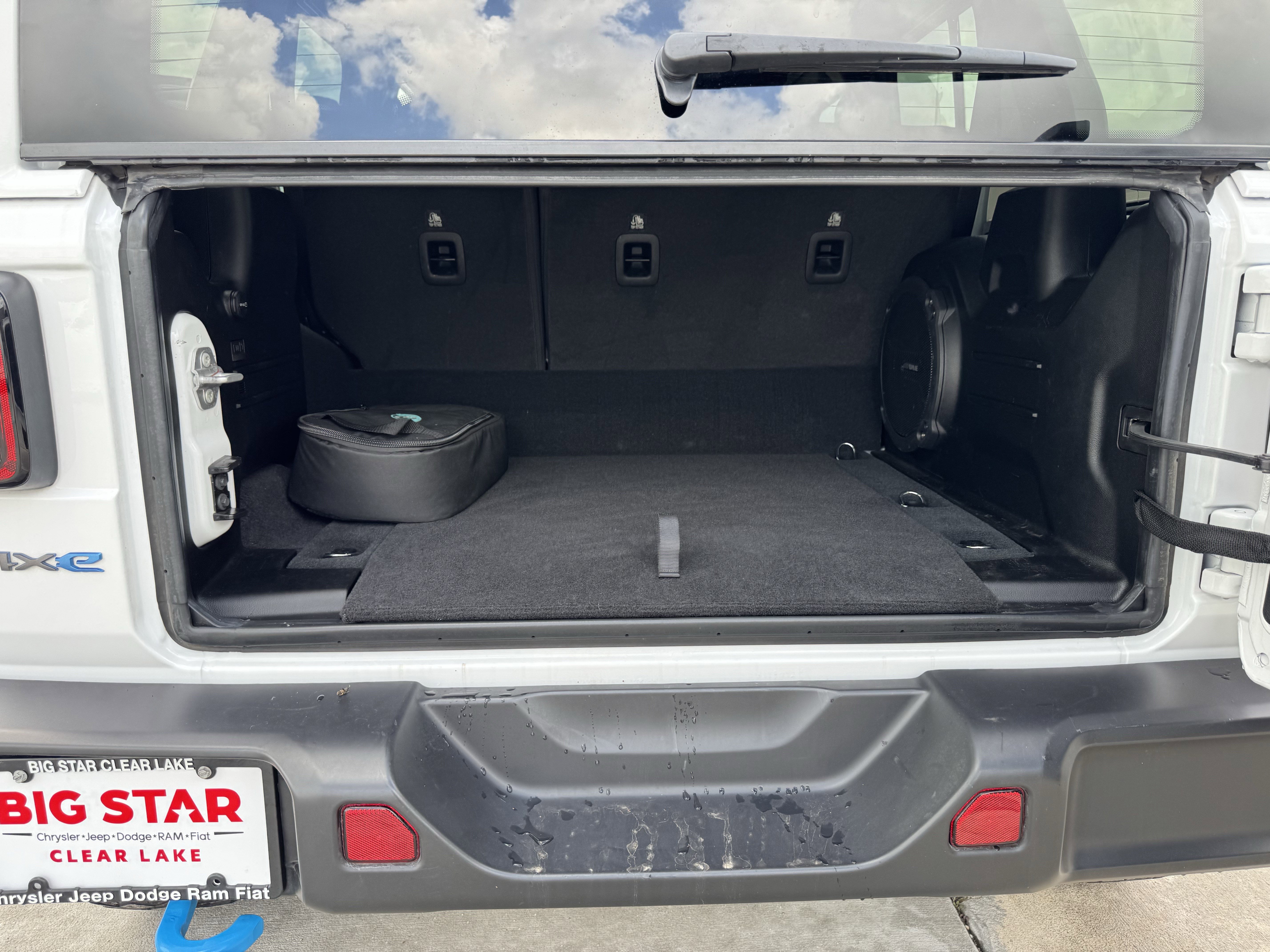 Used 2023 Jeep Wrangler Unlimited w/ Sun & Screen Package image 25