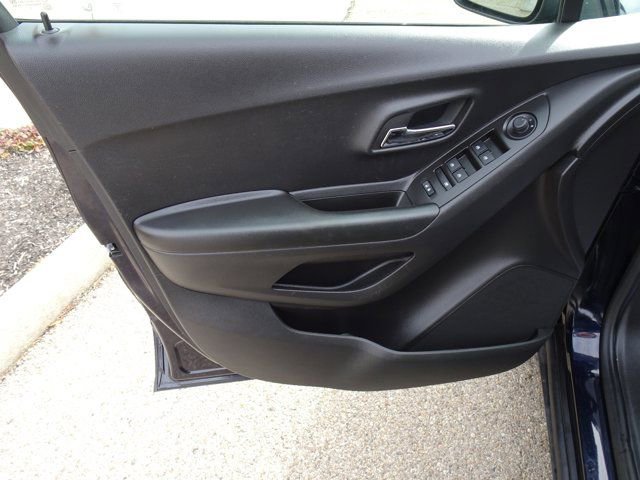 Certified 2022 Chevrolet Trax LT w/ LT Convenience Package image 12