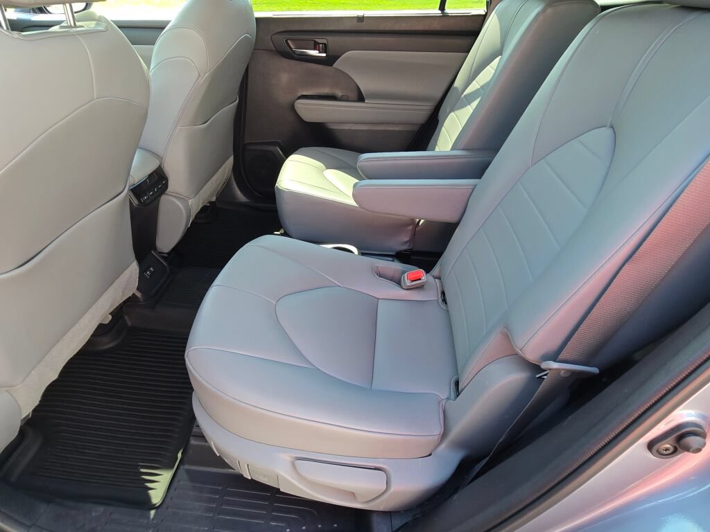 Used 2021 Toyota Highlander XLE AWD/4WD image 18