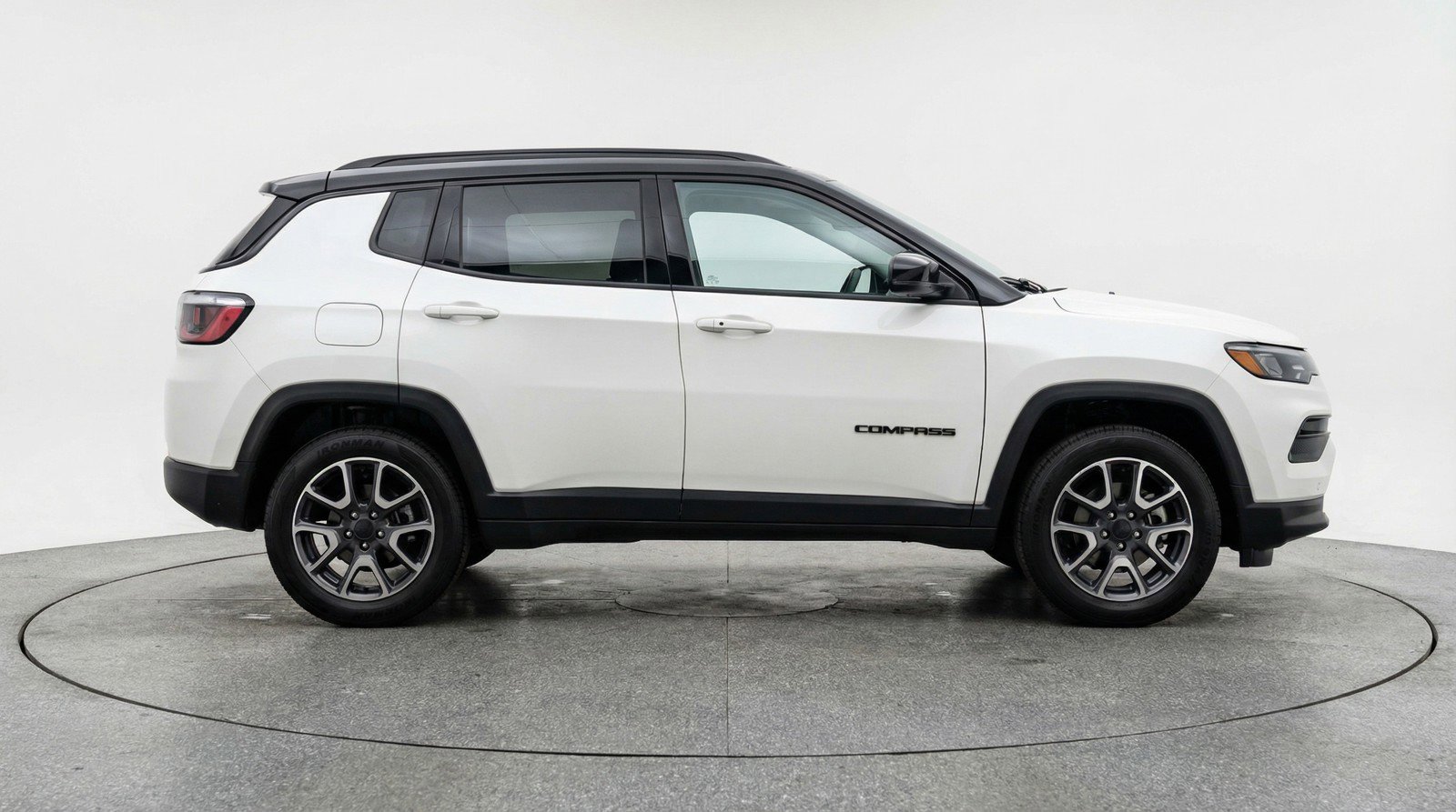 Used 2025 Jeep Compass Trailhawk AWD/4WD image 11