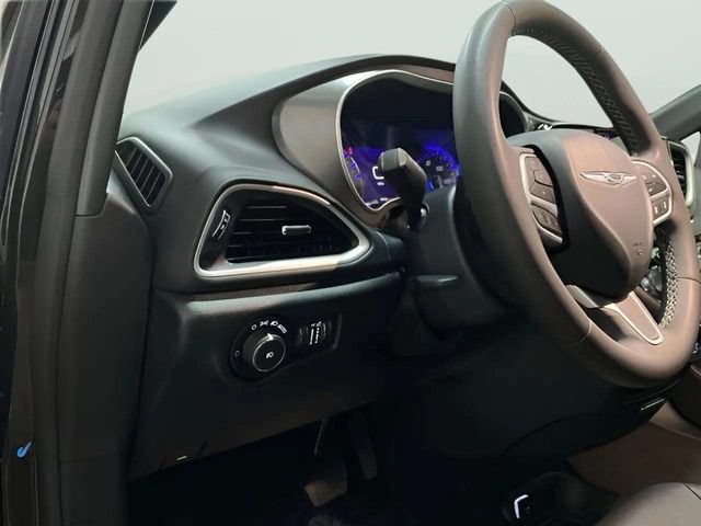 Used 2025 Chrysler Pacifica Select FWD image 29
