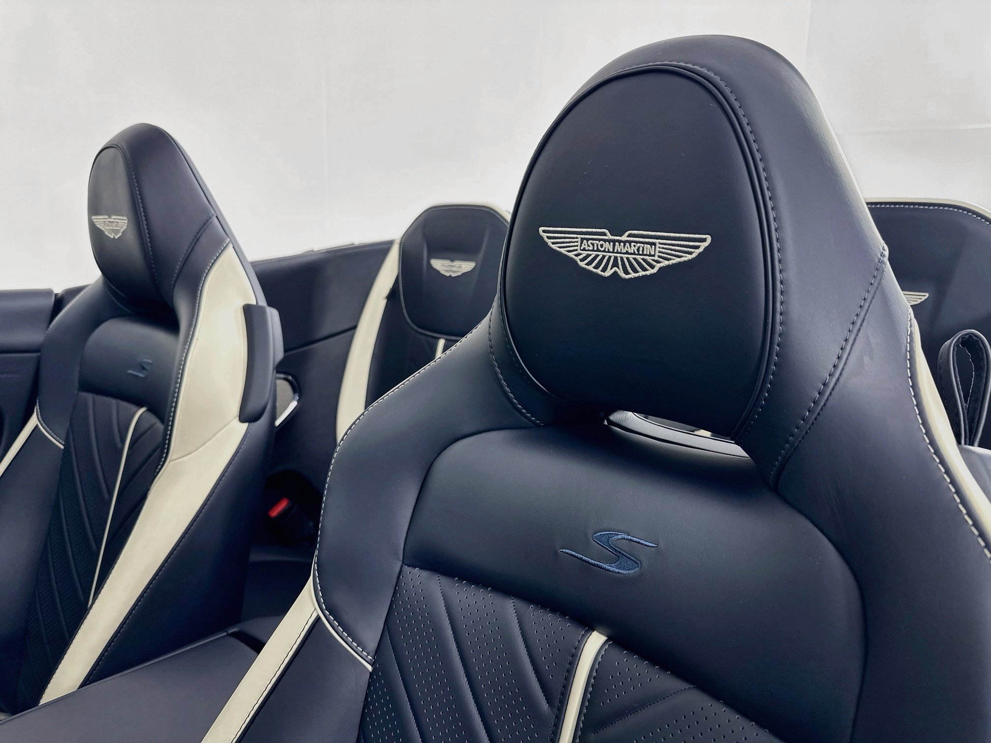 Used 2026 Aston Martin DB12 Convertible RWD image 5