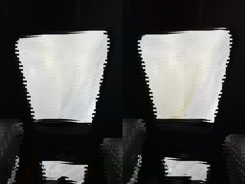 Certified 2025 Land Rover Discovery S image 31