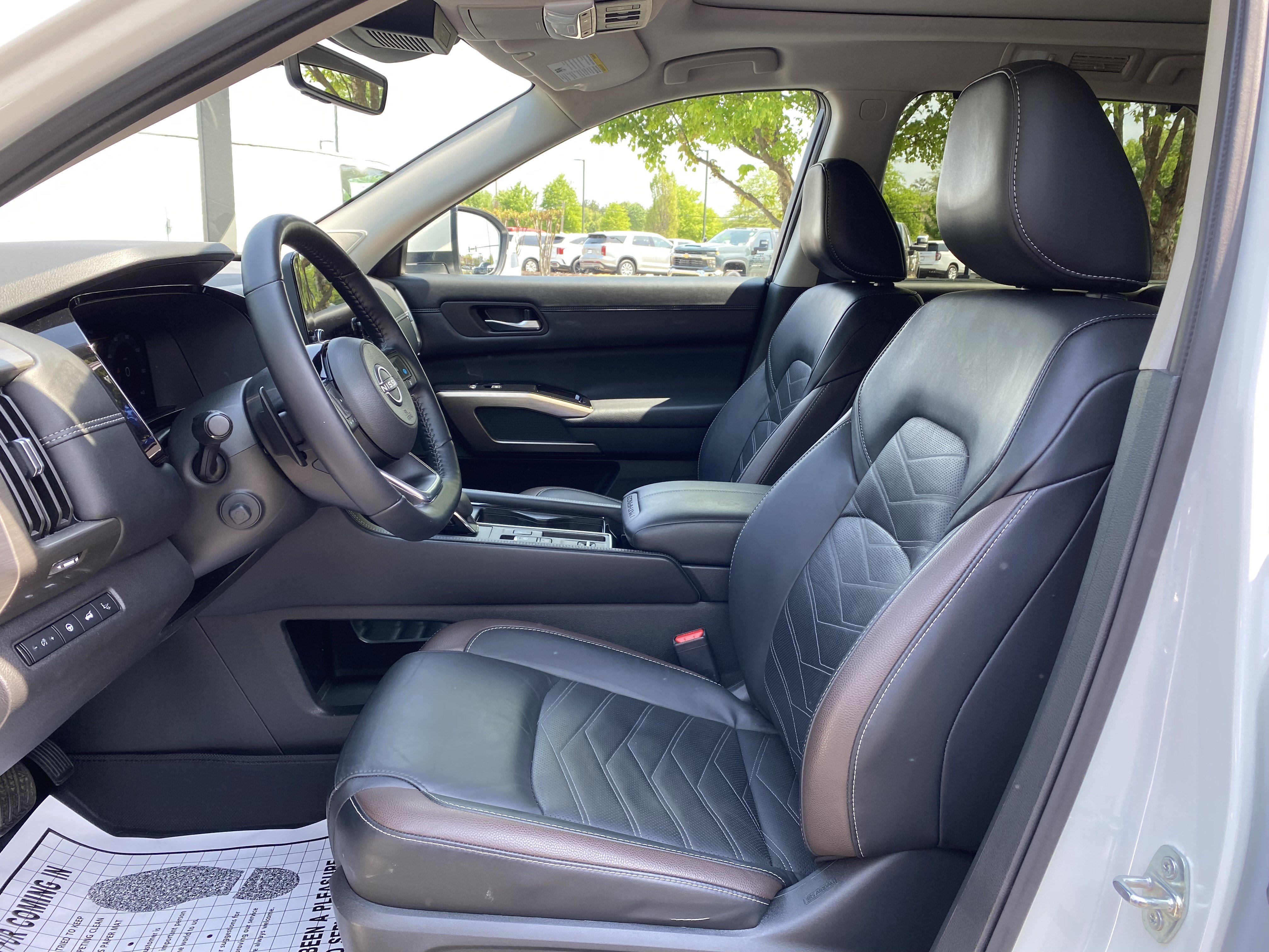 Used 2024 Nissan Pathfinder Platinum image 16