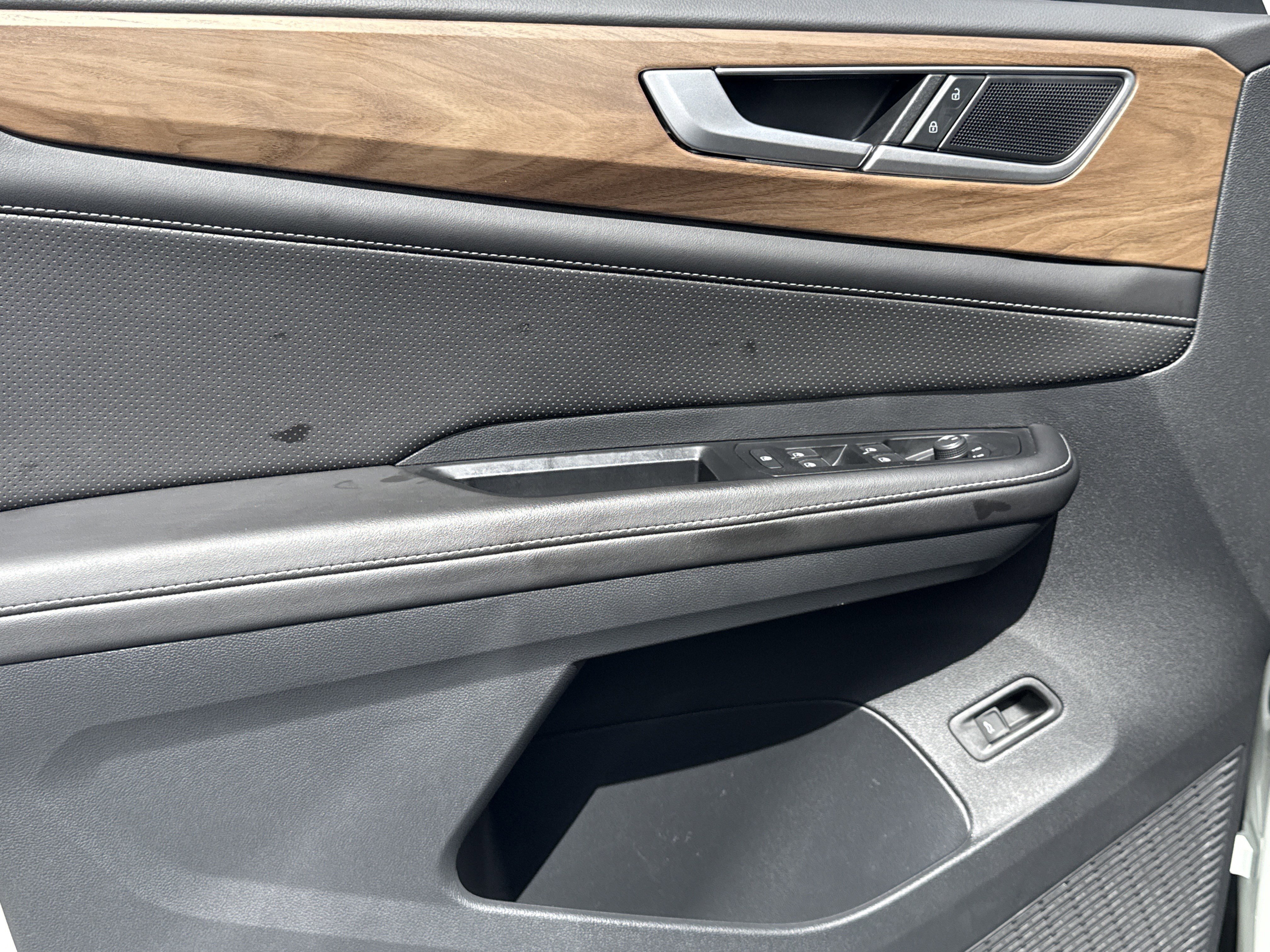 Used 2025 Volkswagen Atlas SE image 14