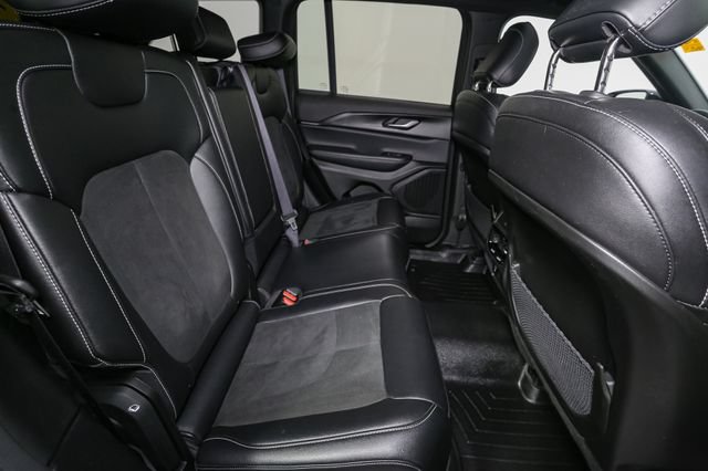Used 2023 Jeep Grand Cherokee Altitude AWD/4WD image 20