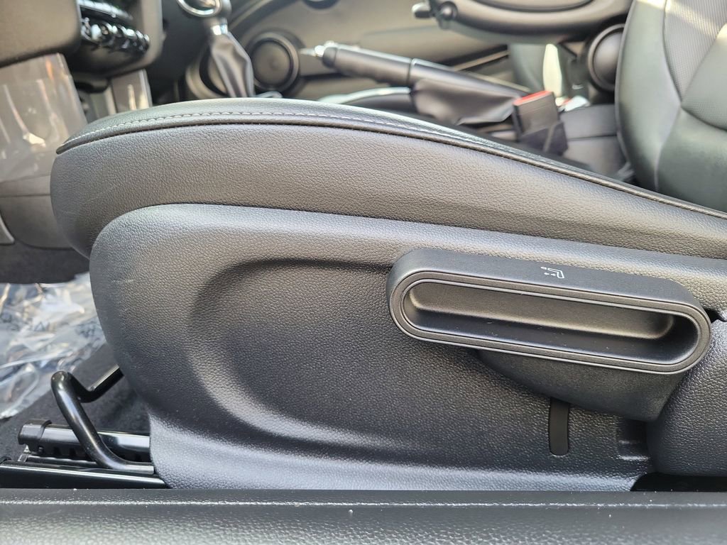 Used 2018 MINI Cooper 2-Door Hardtop image 14