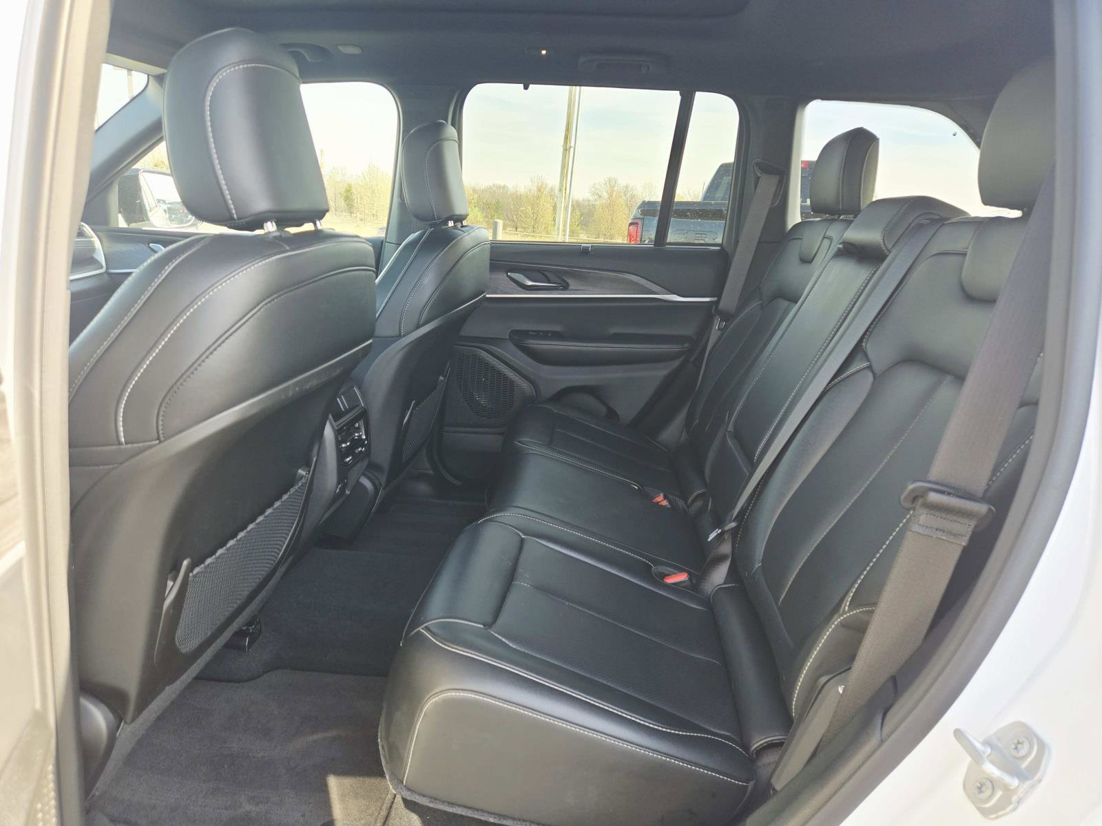 Used 2024 Jeep Grand Cherokee Limited w/ Luxury Tech Group II image 14