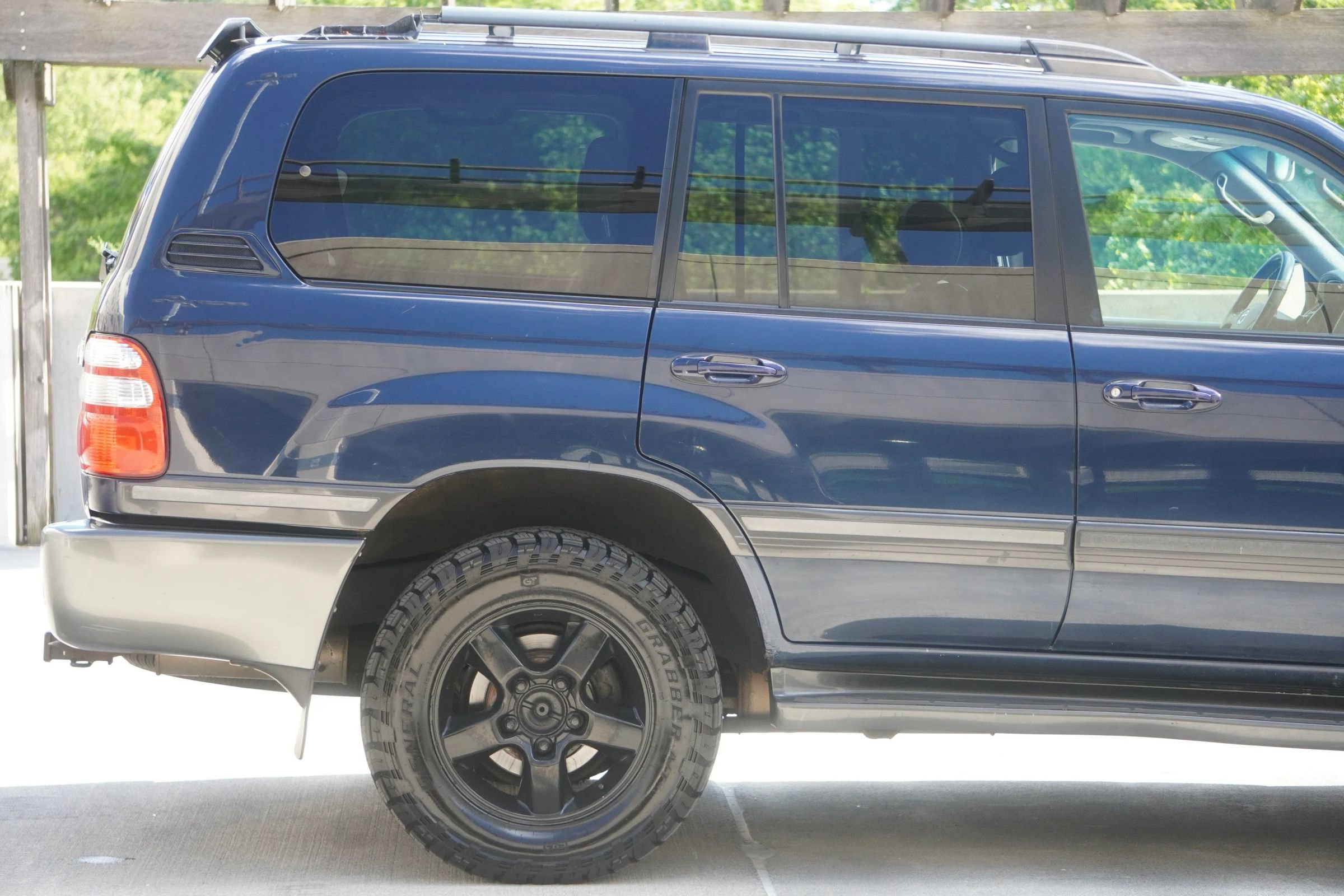 Used 2004 Toyota Land Cruiser AWD/4WD image 25