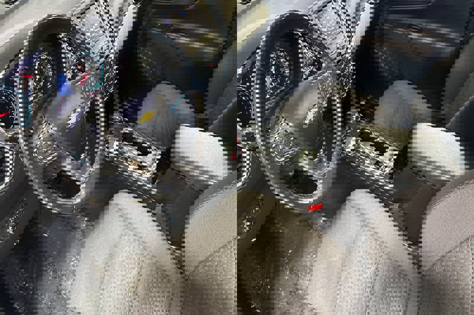 Used 2021 Chevrolet Equinox LT w/ Driver Convenience Package image 12