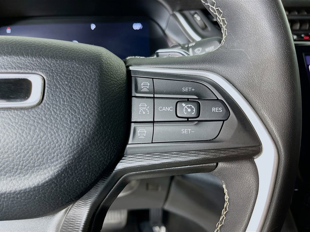 Used 2023 Jeep Grand Cherokee L Laredo AWD/4WD image 17