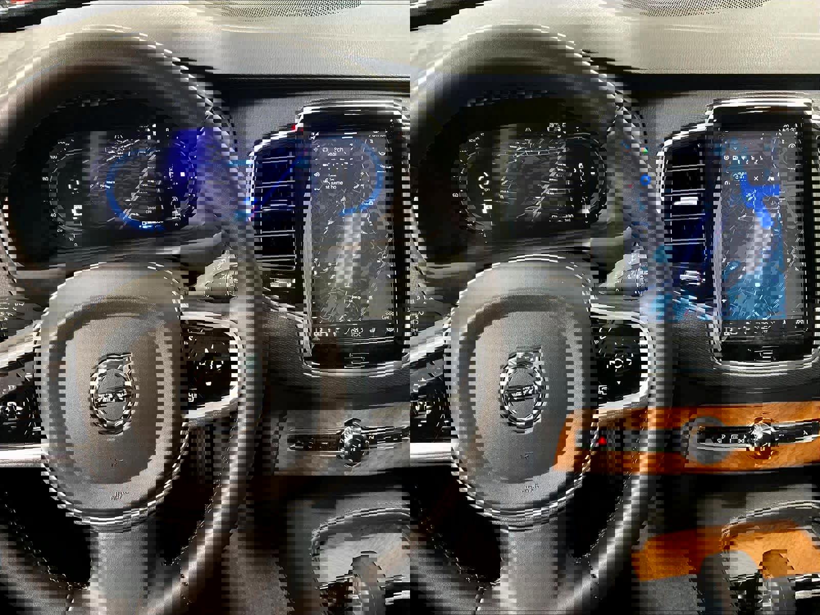 Used 2023 Volvo XC90 B6 Plus w/ Protection Package image 19