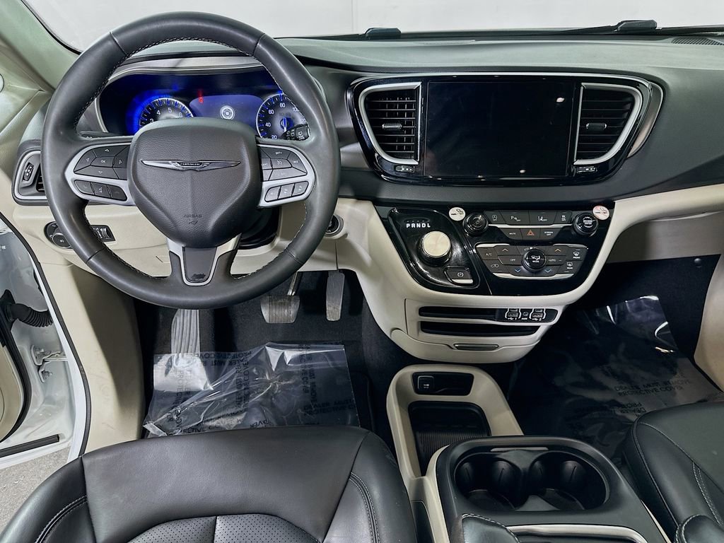 Used 2023 Chrysler Pacifica Touring-L image 18