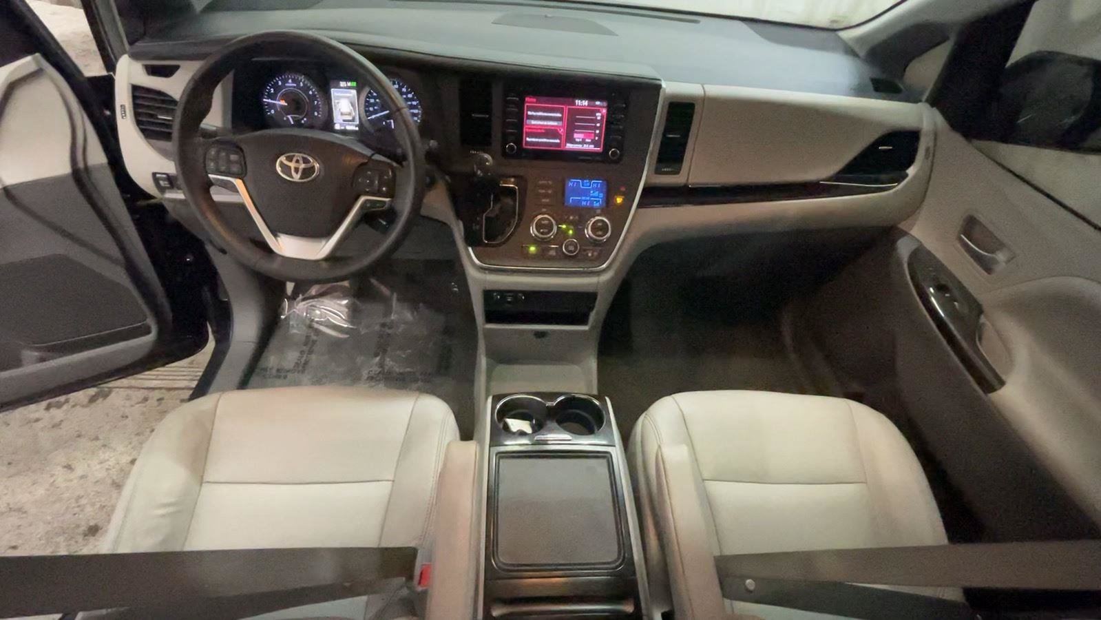 Used 2018 Toyota Sienna XLE FWD image 27