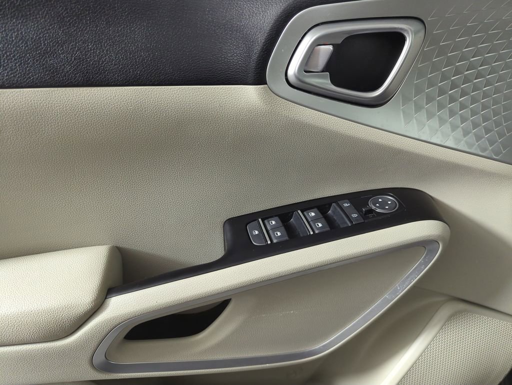 Used 2023 Kia Soul LX image 9