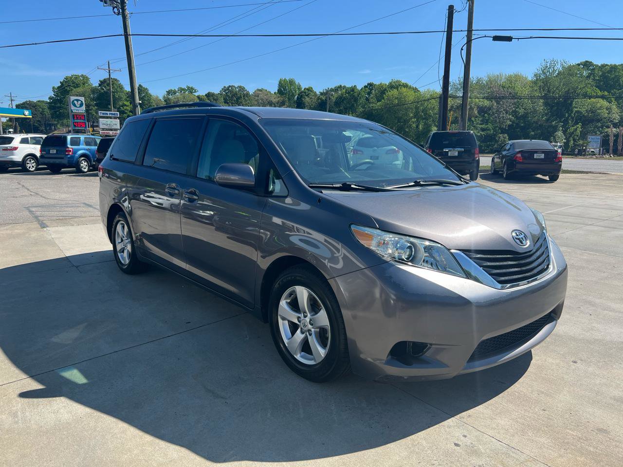 Used 2011 Toyota Sienna LE FWD image 1