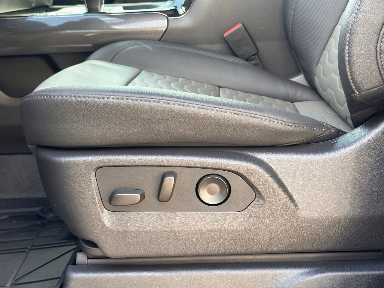 Used 2026 Chevrolet Silverado 1500 ZR2 w/ Dark Appearance Package image 28