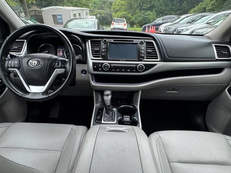 Used 2015 Toyota Highlander XLE AWD/4WD image 9