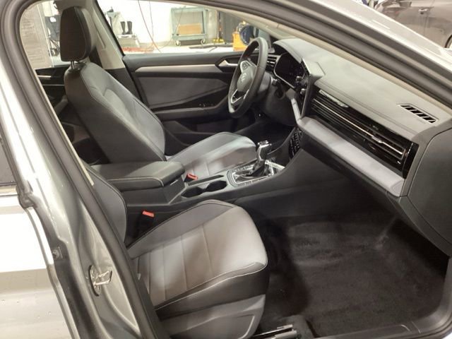 Used 2025 Volkswagen Jetta SE w/ Sunroof Package image 14