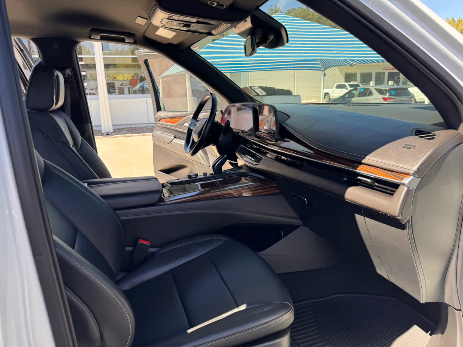 Used 2022 Cadillac Escalade Luxury image 15