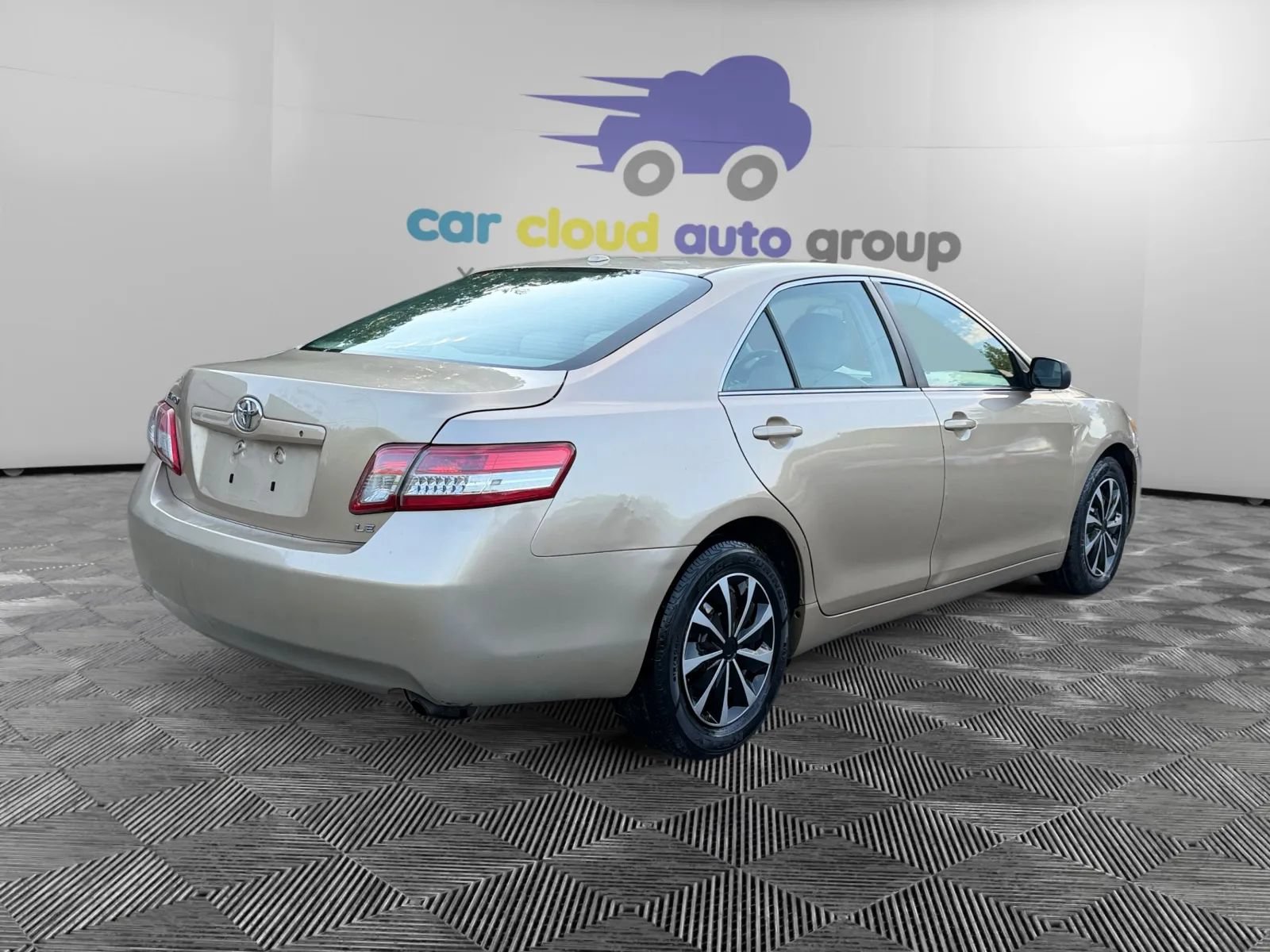 Used 2010 Toyota Camry LE FWD image 5