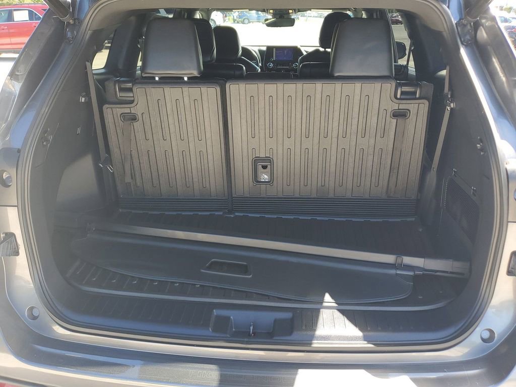 Certified 2023 Toyota Highlander L image 22