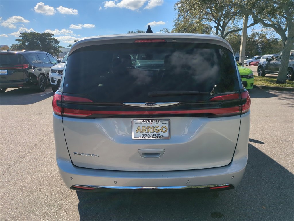 Used 2024 Chrysler Pacifica Touring-L image 7