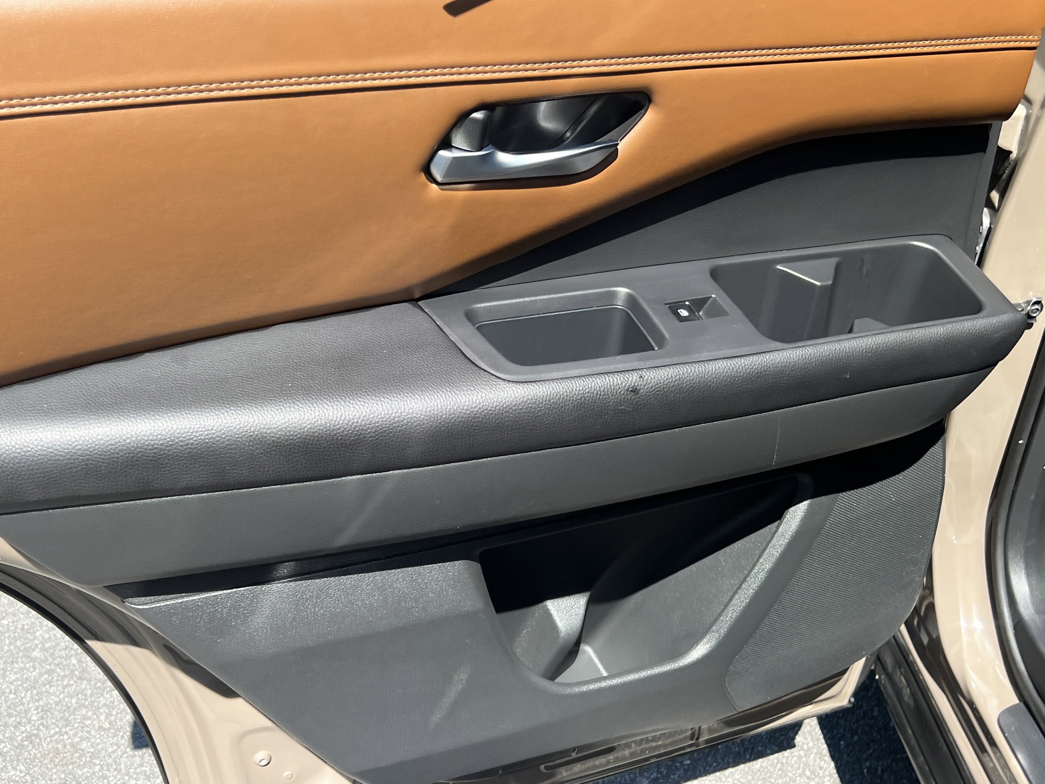 Used 2024 Nissan Pathfinder Platinum w/ Cargo Package image 28