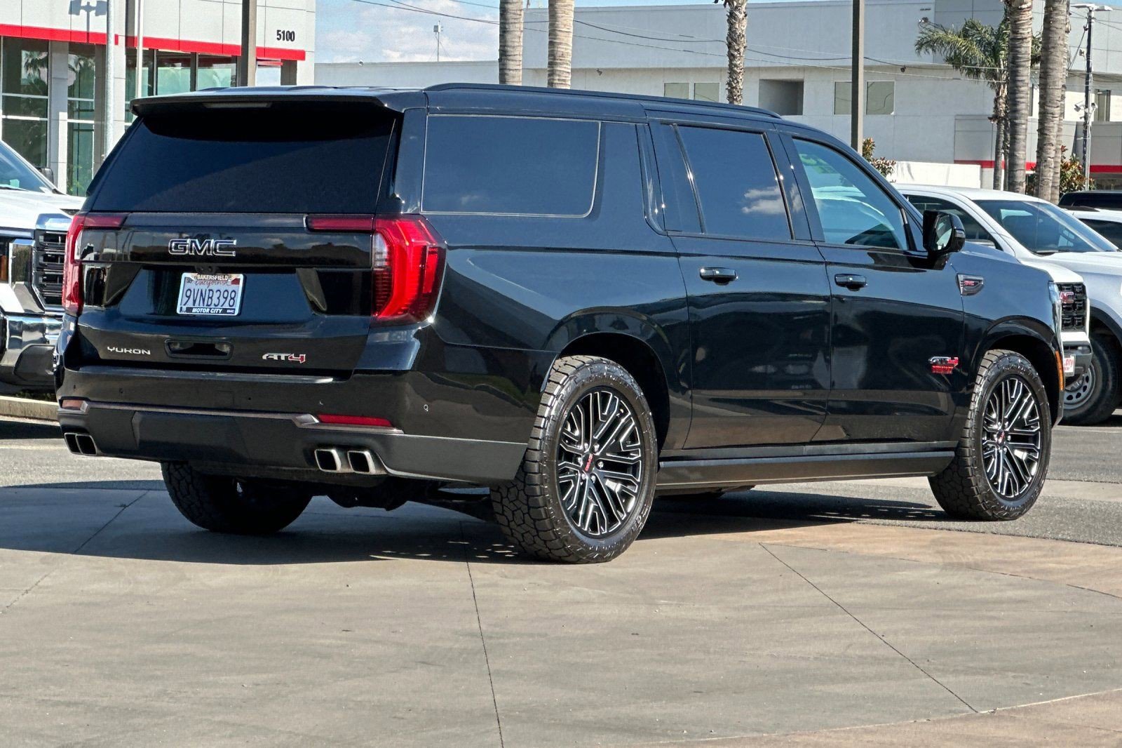 Used 2025 GMC Yukon XL AT4 Ultimate AWD/4WD image 4