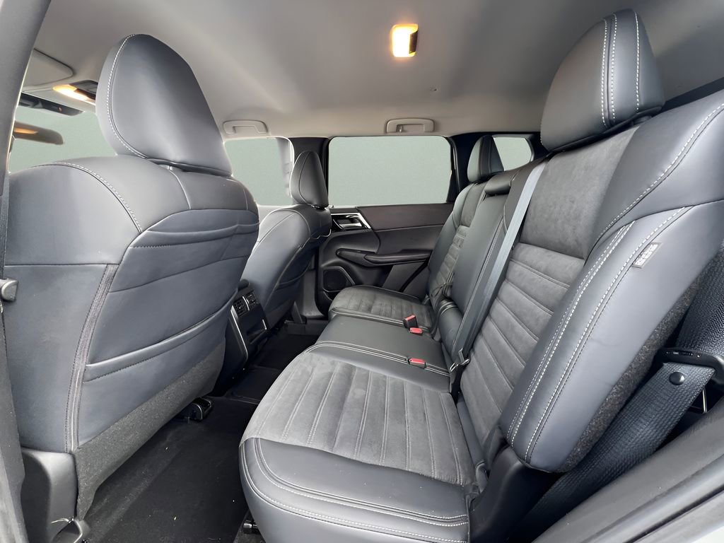 Used 2024 Mitsubishi Outlander SE image 19