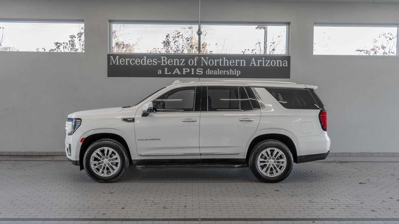 Used 2022 GMC Yukon SLT w/ SLT Premium Package AWD/4WD image 2