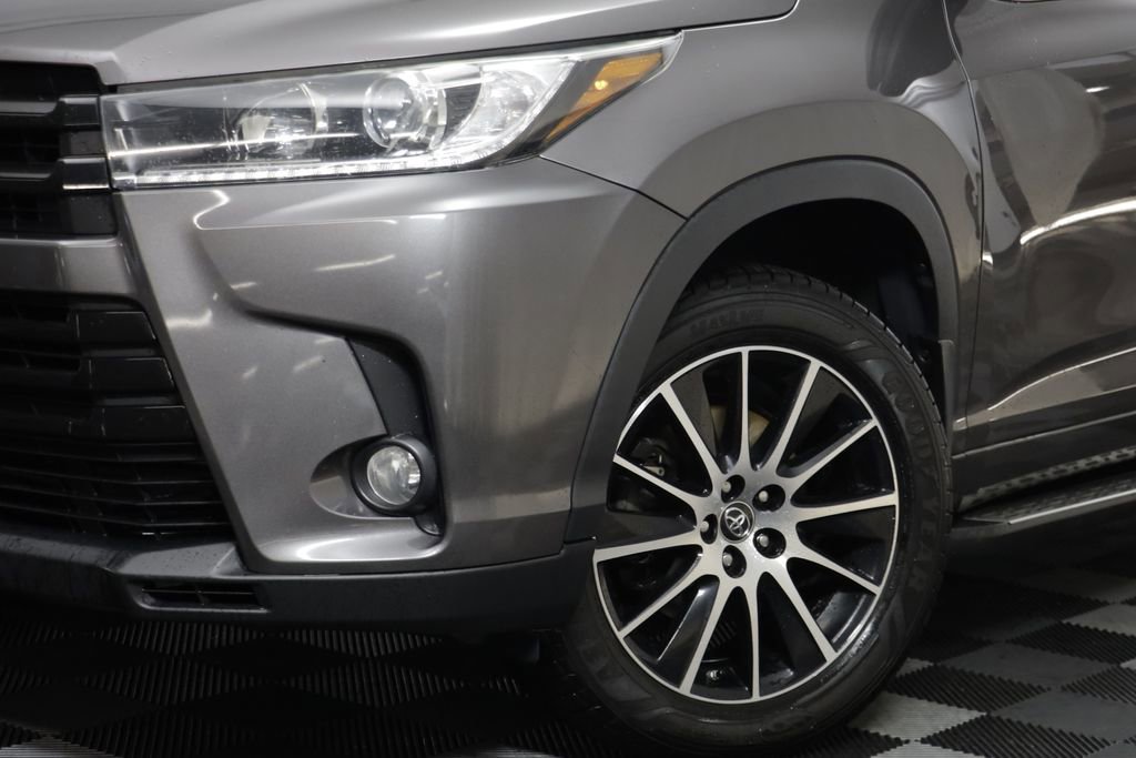 Used 2017 Toyota Highlander SE AWD/4WD image 3
