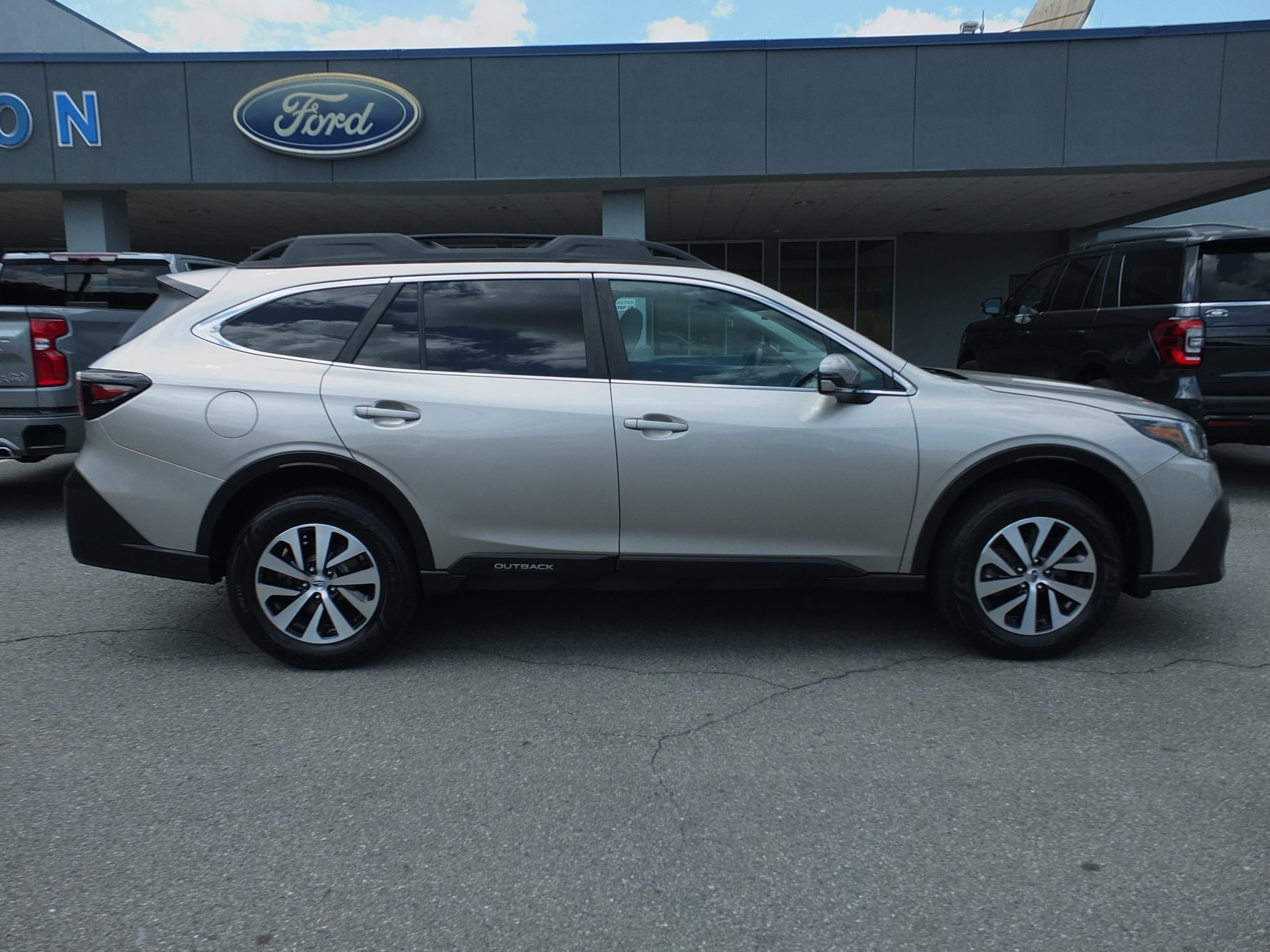 Used 2020 Subaru Outback Premium w/ Popular Package #1 AWD/4WD image 2
