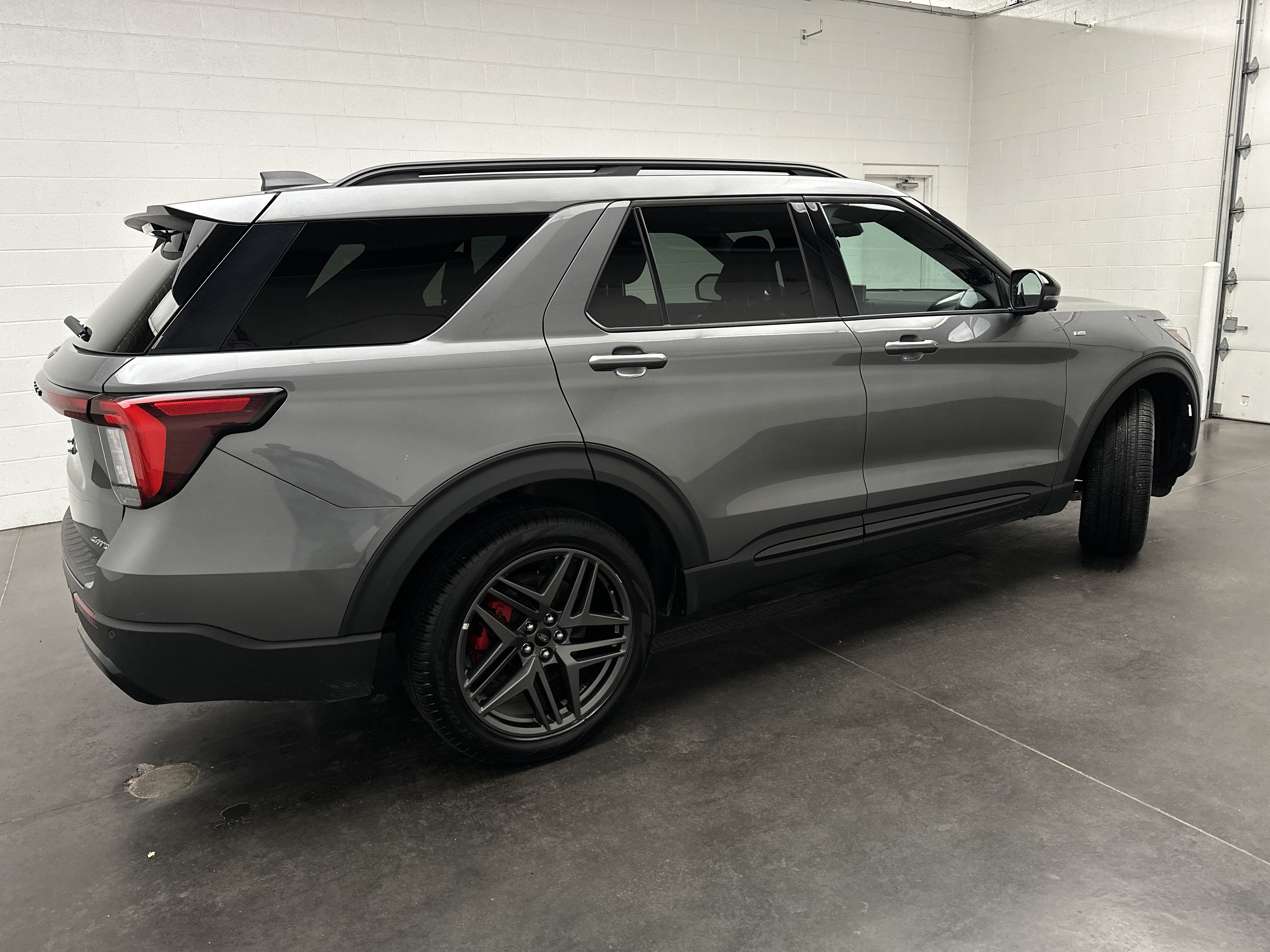 Used 2025 Ford Explorer ST-Line w/ ST-Line Street Pack AWD/4WD image 10