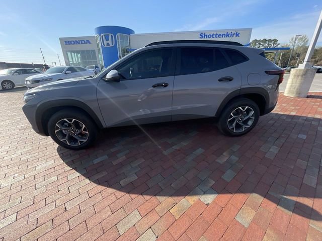 Used 2025 Chevrolet Trax LT w/ Driver Confidence Package image 13