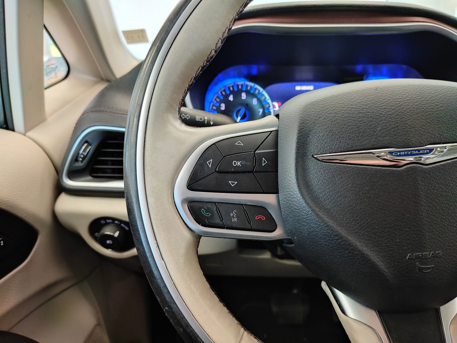 Used 2017 Chrysler Pacifica Limited w/ UConnect Theater Package FWD image 9