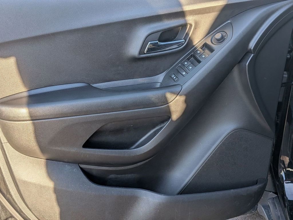 Used 2022 Chevrolet Trax LT w/ LT Convenience Package image 13