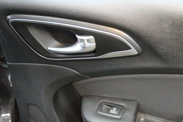Used 2016 Chrysler 200 Limited image 13