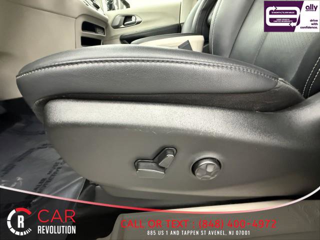 Used 2024 Chrysler Pacifica Touring-L FWD image 21