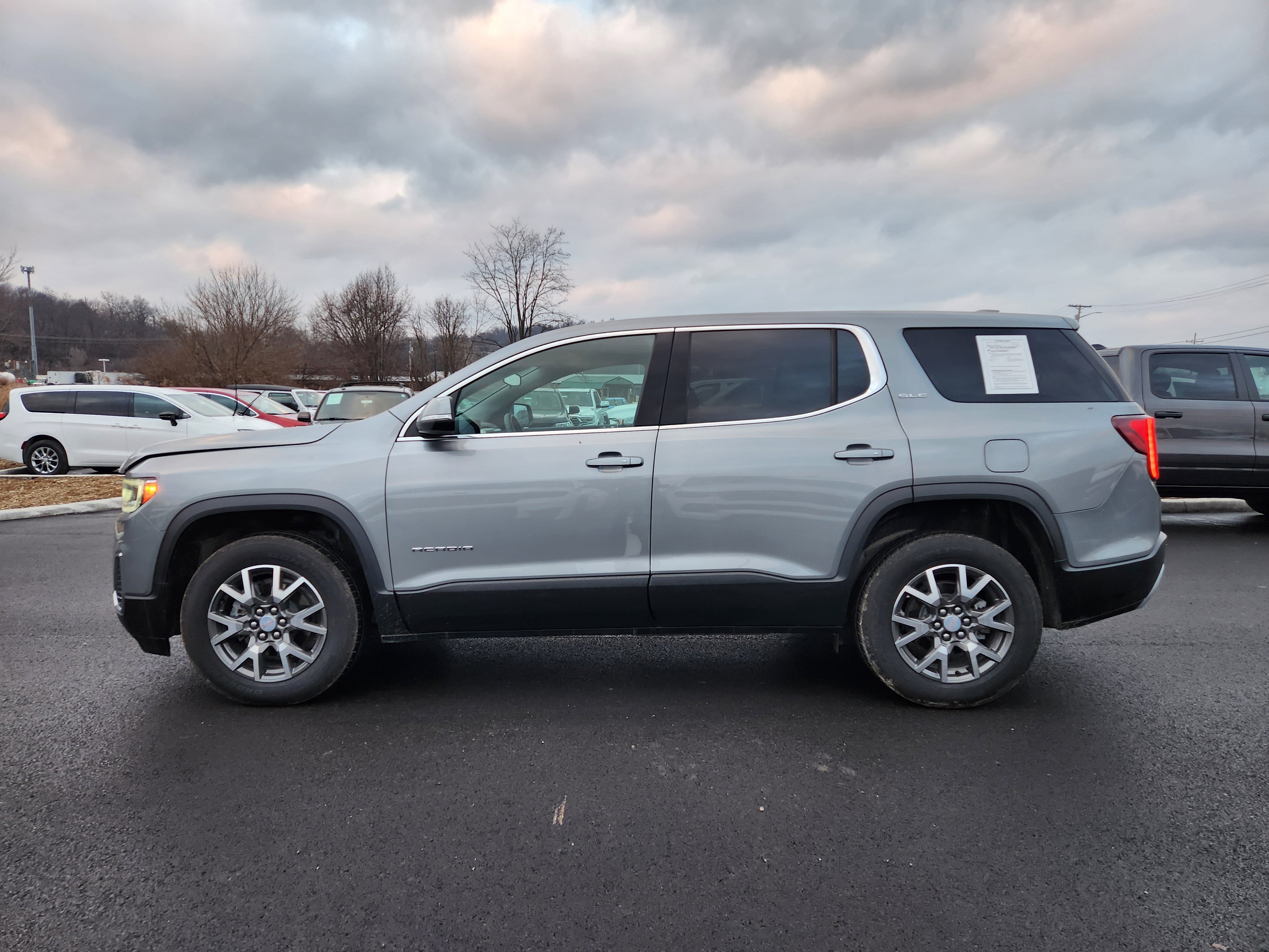 Used 2023 GMC Acadia SLE w/ LPO, Floor Liner Package image 16