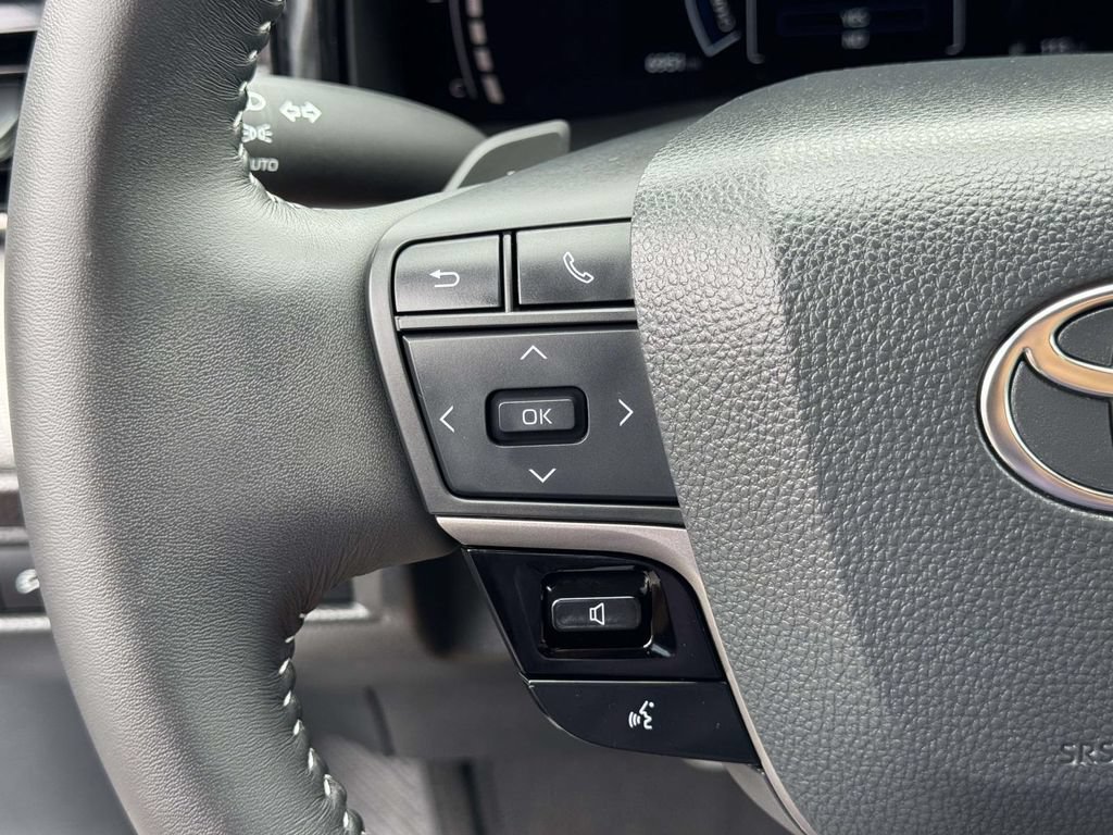 Used 2025 Toyota Camry SE FWD image 12