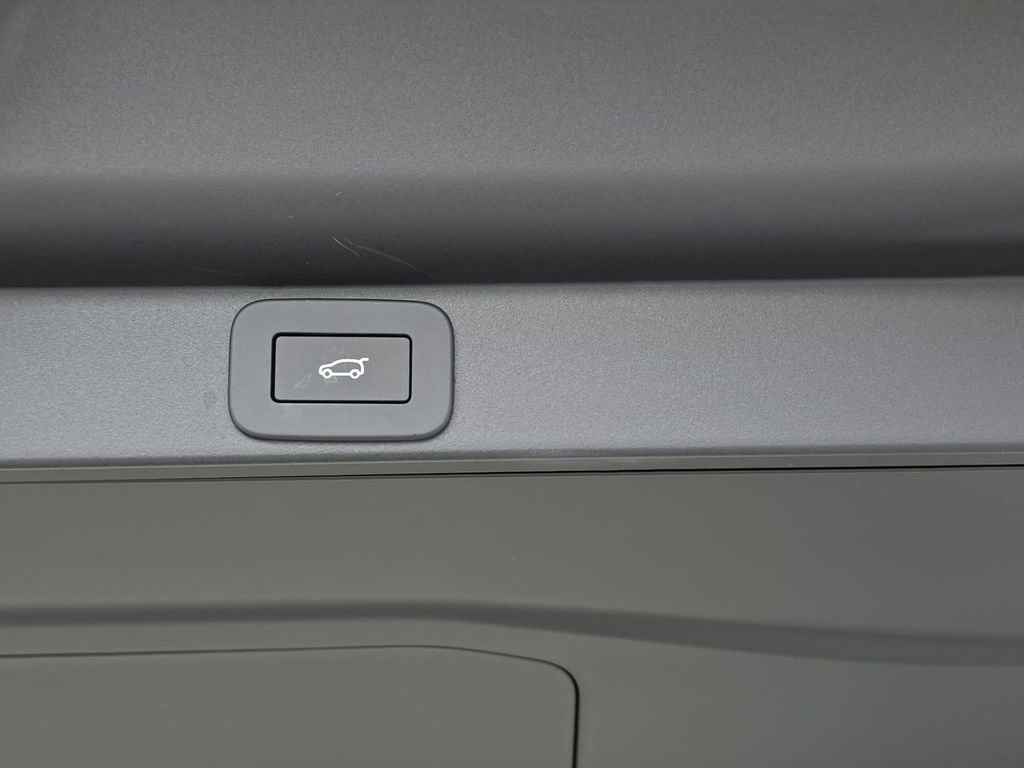 New 2026 Land Rover Range Rover SE image 13