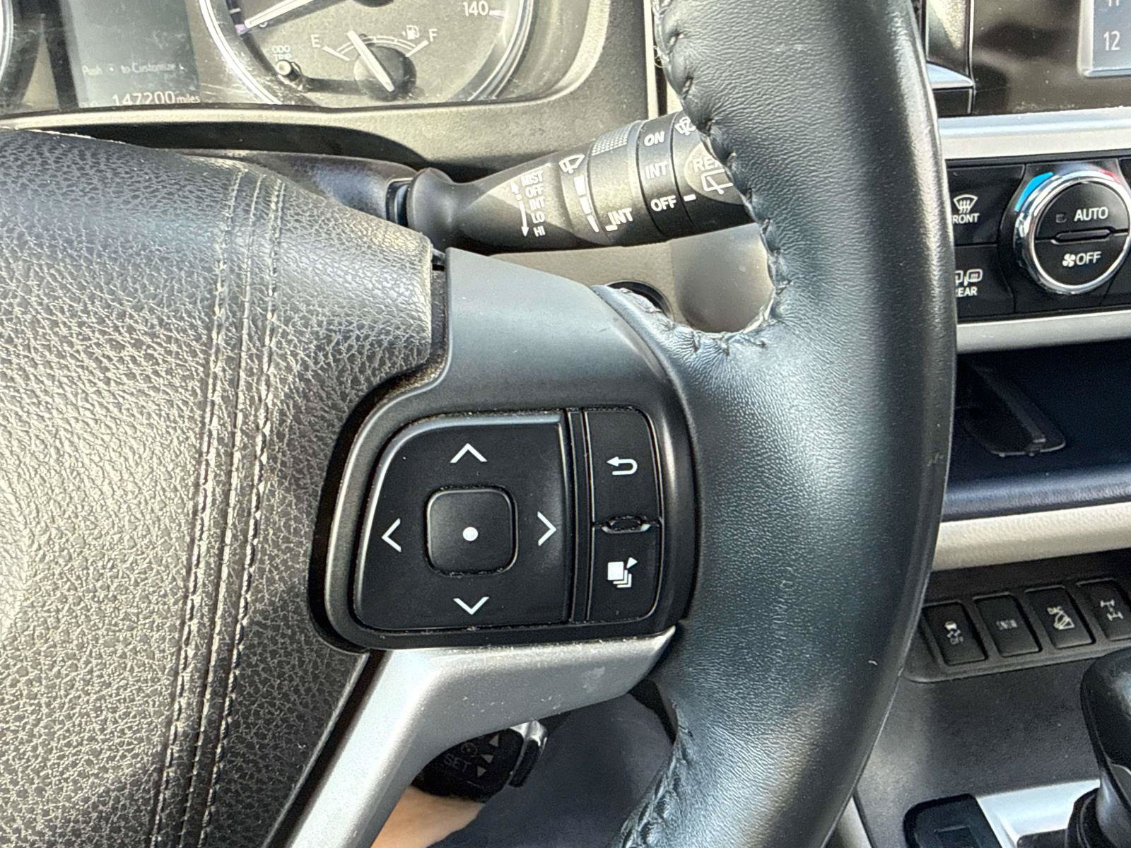 Used 2016 Toyota Highlander XLE w/ Four Season Floor Mat Package AWD/4WD image 28