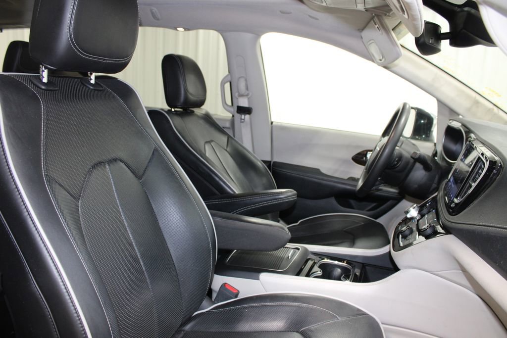 Used 2023 Chrysler Pacifica Limited FWD image 24