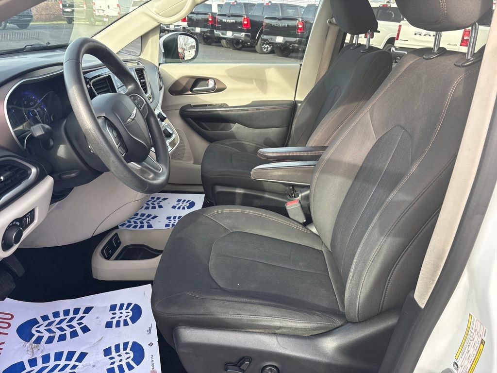 Used 2017 Chrysler Pacifica Touring image 10