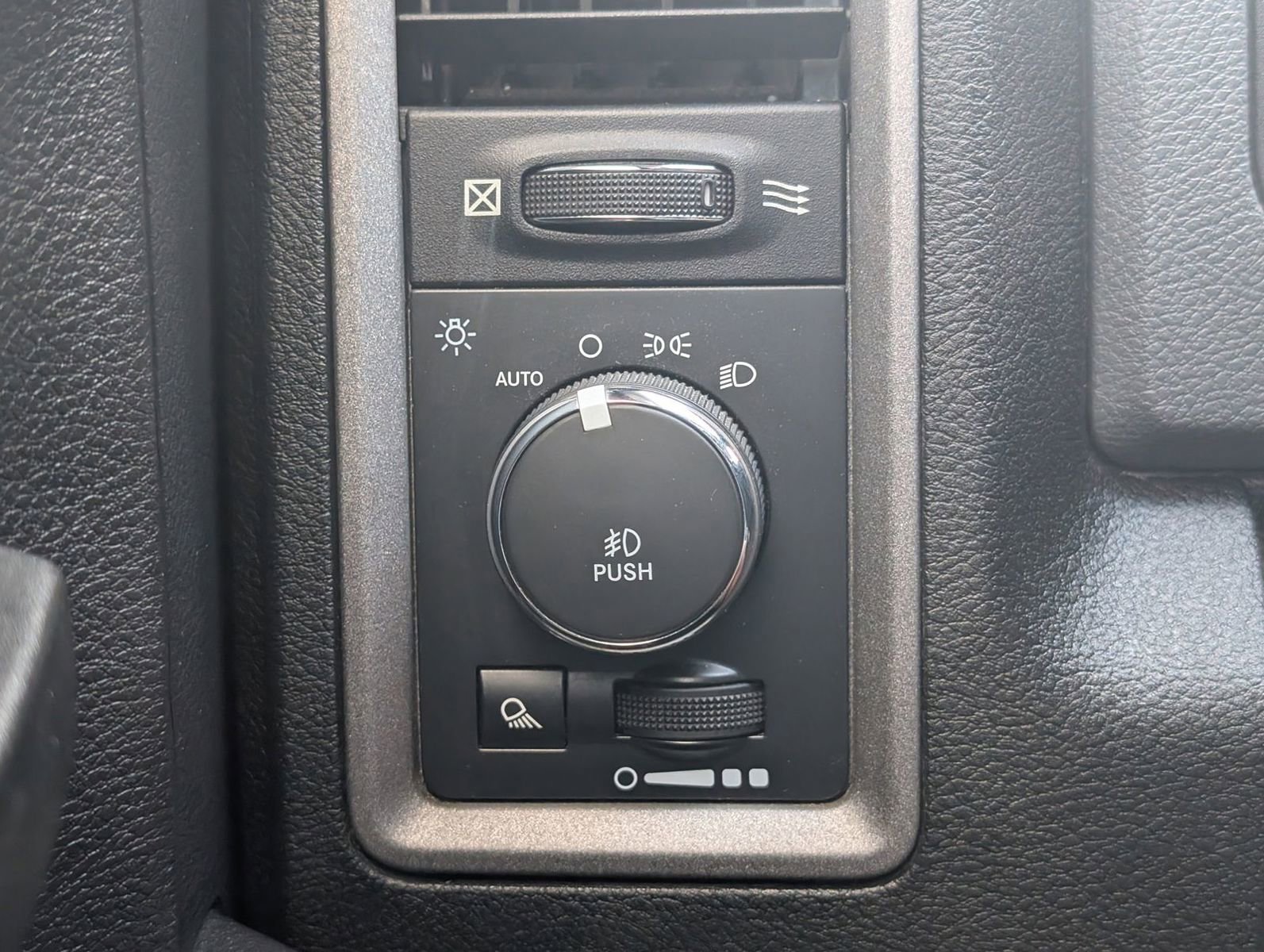 Used 2015 RAM 1500 Express image 13