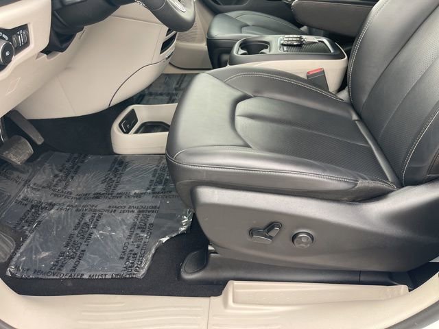 Used 2024 Chrysler Pacifica Touring-L image 5