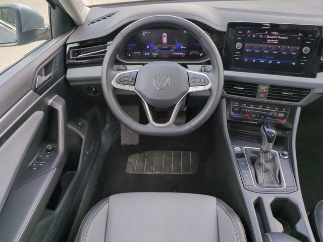 Used 2025 Volkswagen Jetta SE FWD image 17