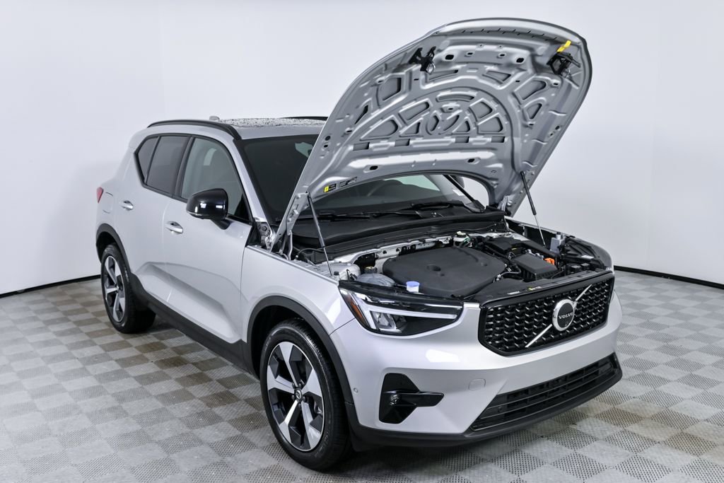 Certified 2025 Volvo XC40 B5 Plus image 34